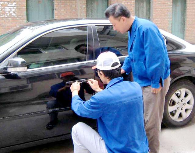 抚宁汽车钥匙丢在车里面怎么办?